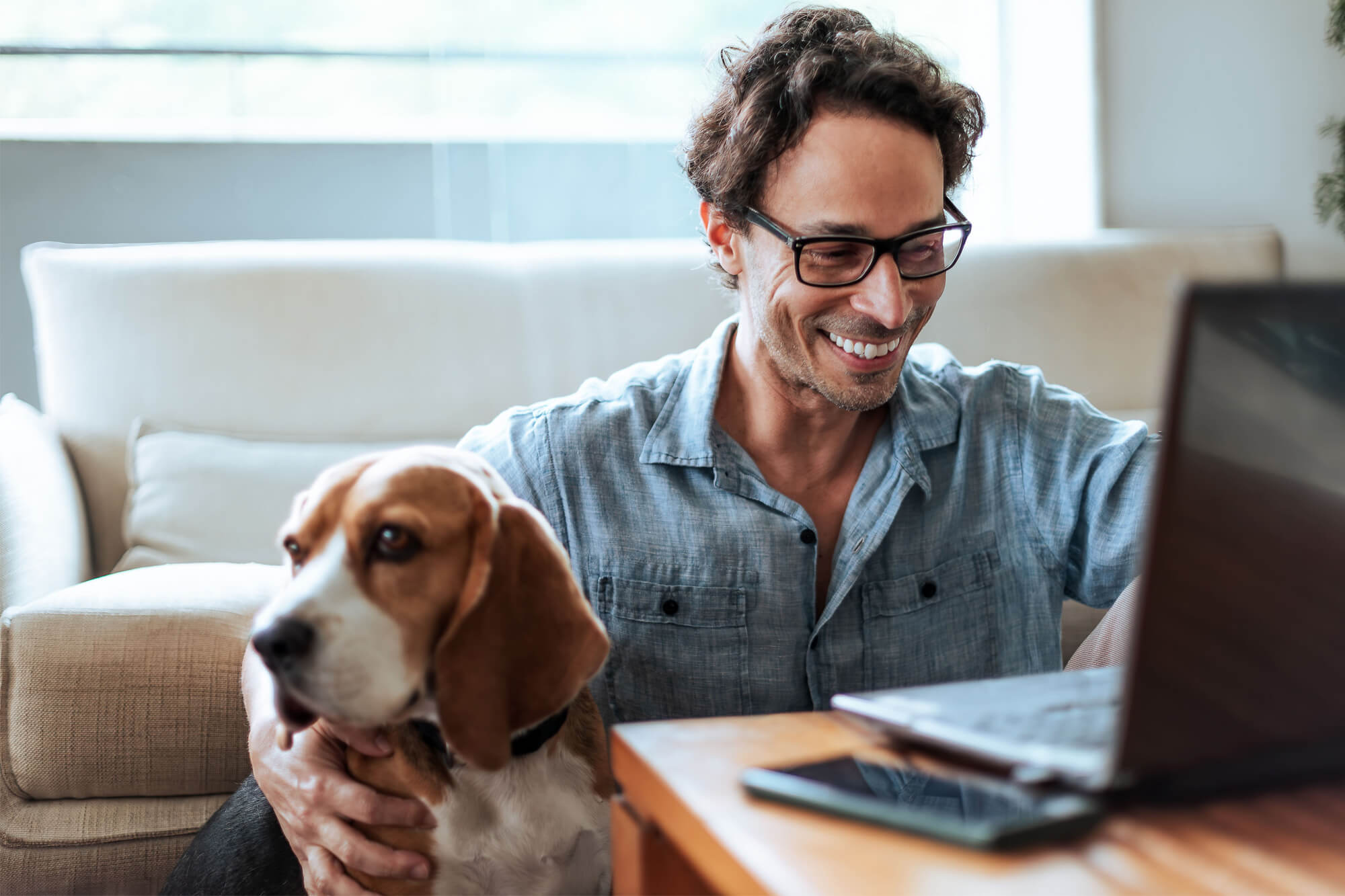 Mann_mit_Hund_am_Laptop