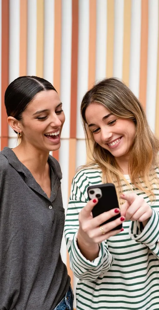 Zwei Freundinnen unterhalten sich. 