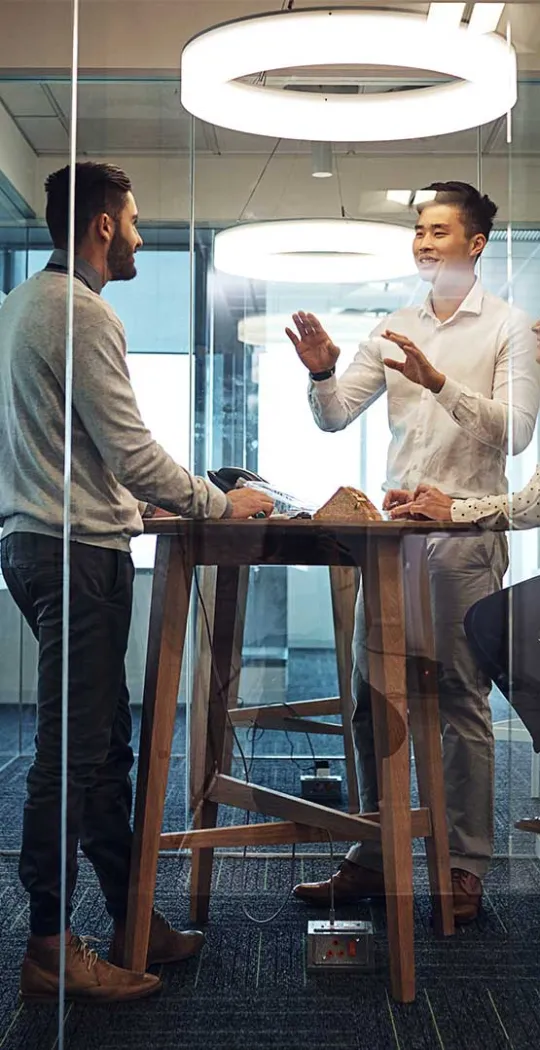 Personen im Meetingraum. 