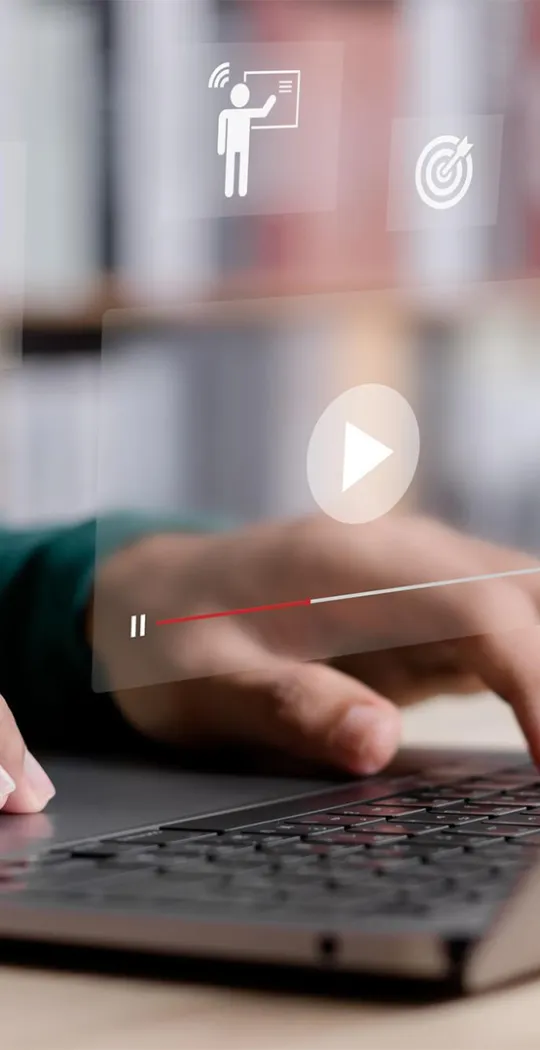 Lernvideos und vieles mehr am Laptop. 