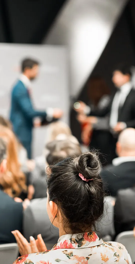 Ehrung vor Publikum. 