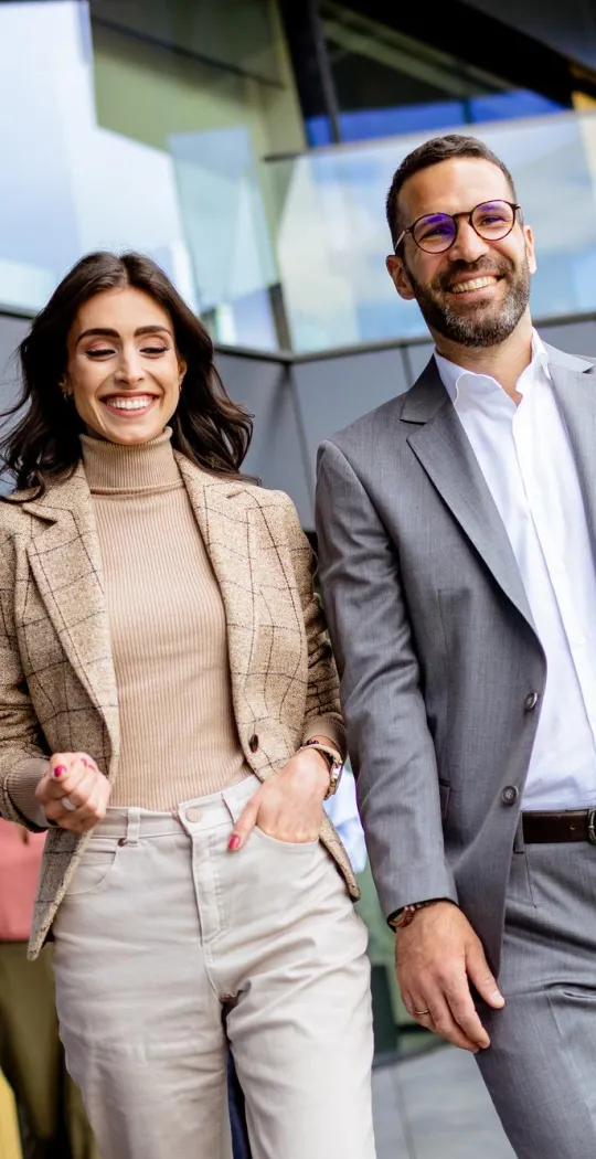 Frau und Mann am Gehen im Casual Business Look