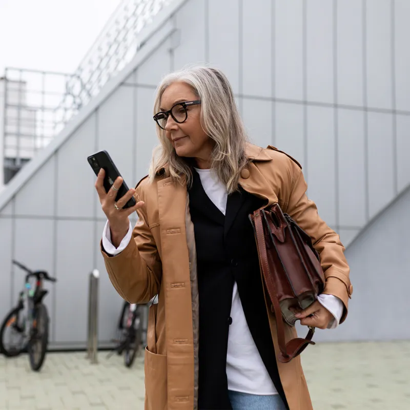 Geschäftsfrau am Smartphone. Geschäftsfrau am Smartphone.