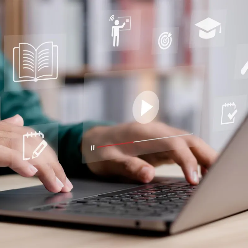Lernvideos und vieles mehr am Laptop. Lernvideos und vieles mehr am Laptop.